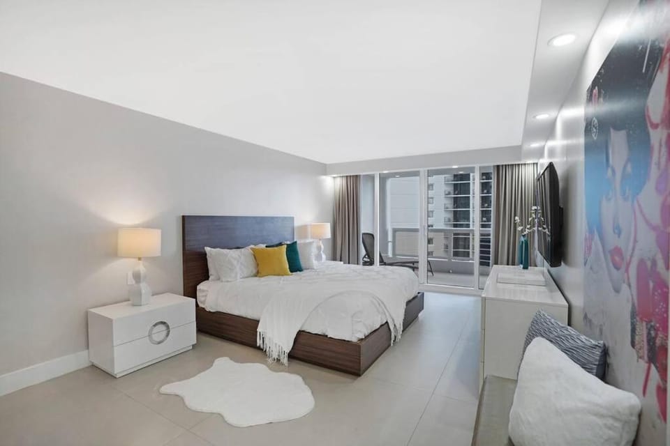 Bed, Bathroom, TV and multimedia, Balcony/Terrace, Photo of the whole room, Bedroom, wardrobe