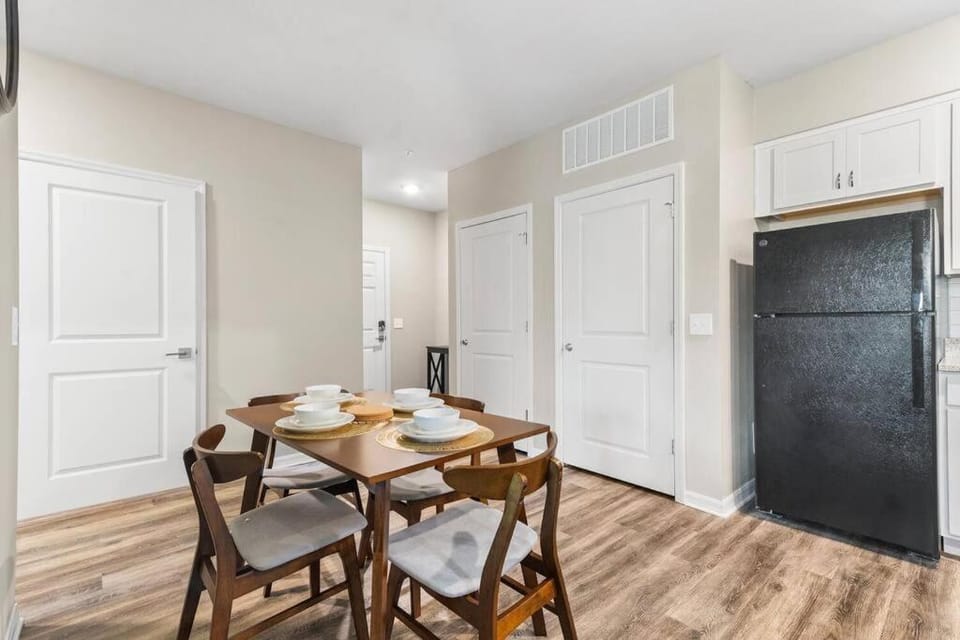 Luxe 1BR/1BA: Dive, Rest, Explore. Book Now! Apartment in Melbourne