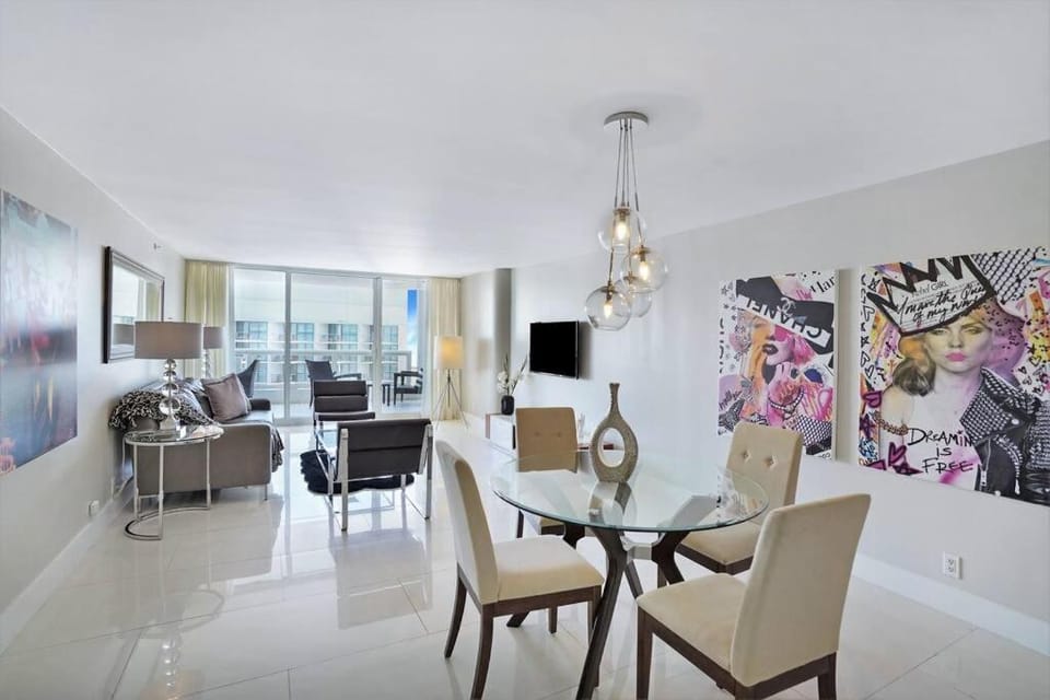 TV and multimedia, Balcony/Terrace, Living room, Decorative detail, Dining area, City view, Sea view