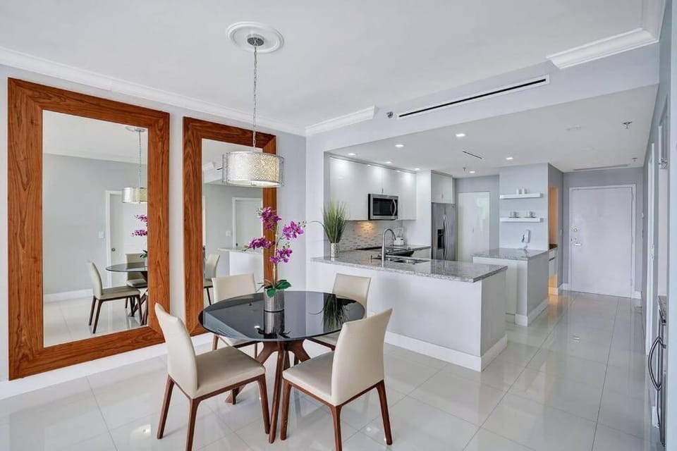 Kitchen or kitchenette, Dining area, minibar