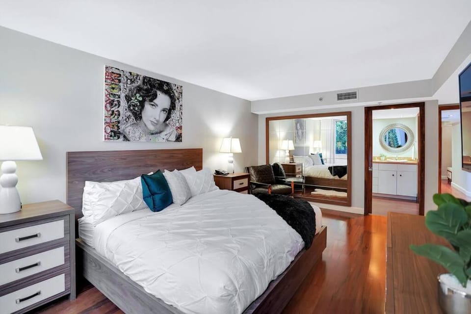 Bed, Bathroom, TV and multimedia, Photo of the whole room, Bedroom, wardrobe