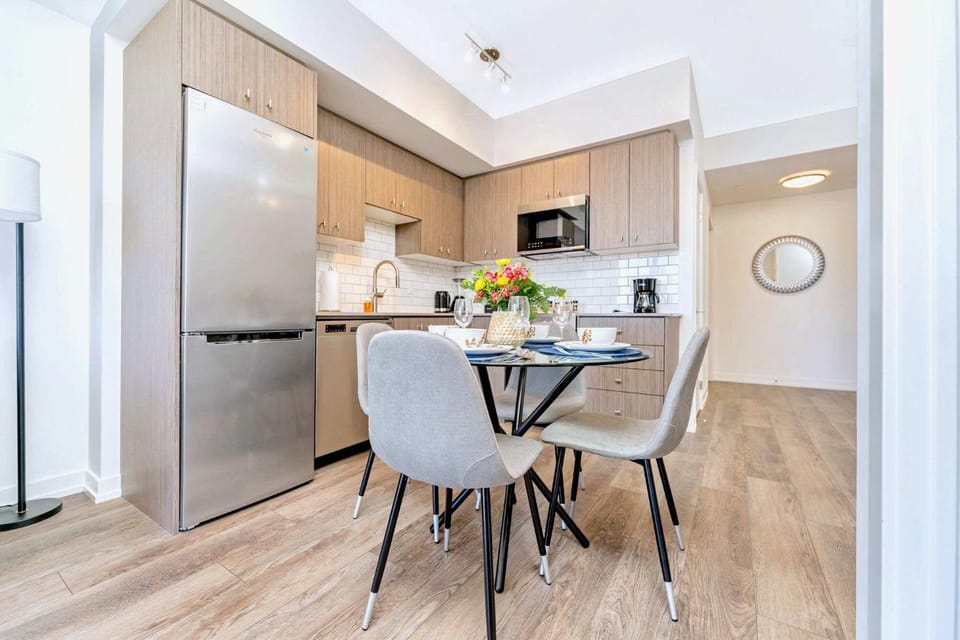 Kitchen or kitchenette, Dining area