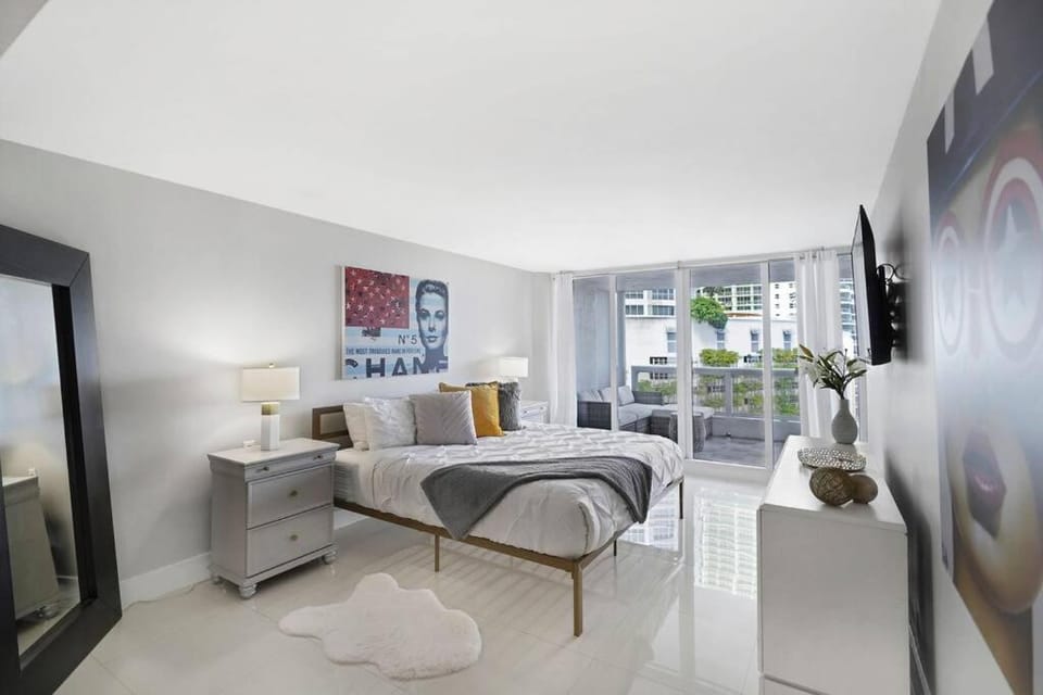 Bed, TV and multimedia, Balcony/Terrace, Photo of the whole room, Bedroom, wardrobe