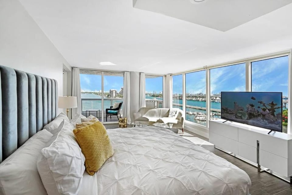 Bed, Bathroom, TV and multimedia, Balcony/Terrace, Photo of the whole room, Bedroom, Sea view, wardrobe