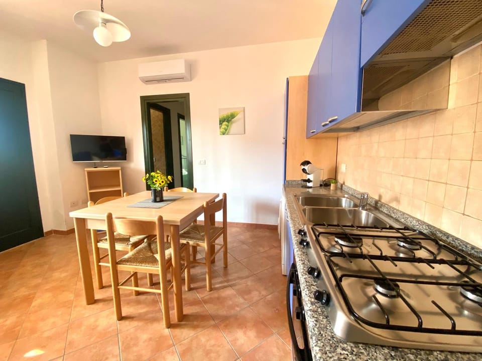 Kitchen or kitchenette, Dining area, stove