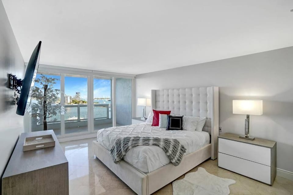 Bed, Bathroom, TV and multimedia, Balcony/Terrace, Photo of the whole room, Bedroom, wardrobe