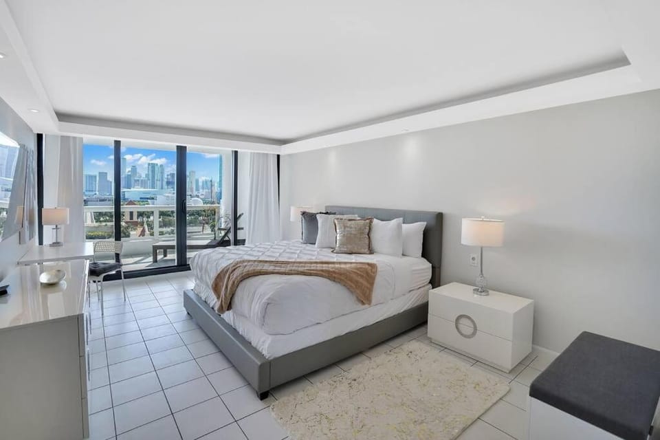 Bed, TV and multimedia, Balcony/Terrace, Photo of the whole room, Bedroom, wardrobe