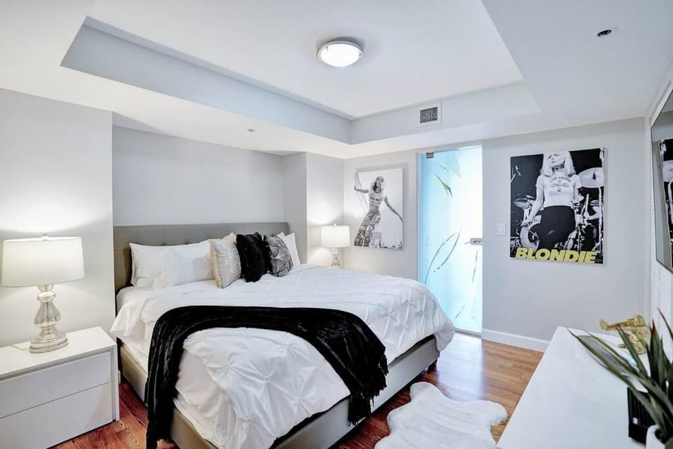 Bed, TV and multimedia, Photo of the whole room, Bedroom, wardrobe