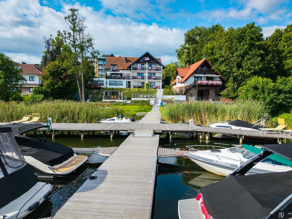 Property building, Day, Natural landscape, Garden view, Lake view, sunbed