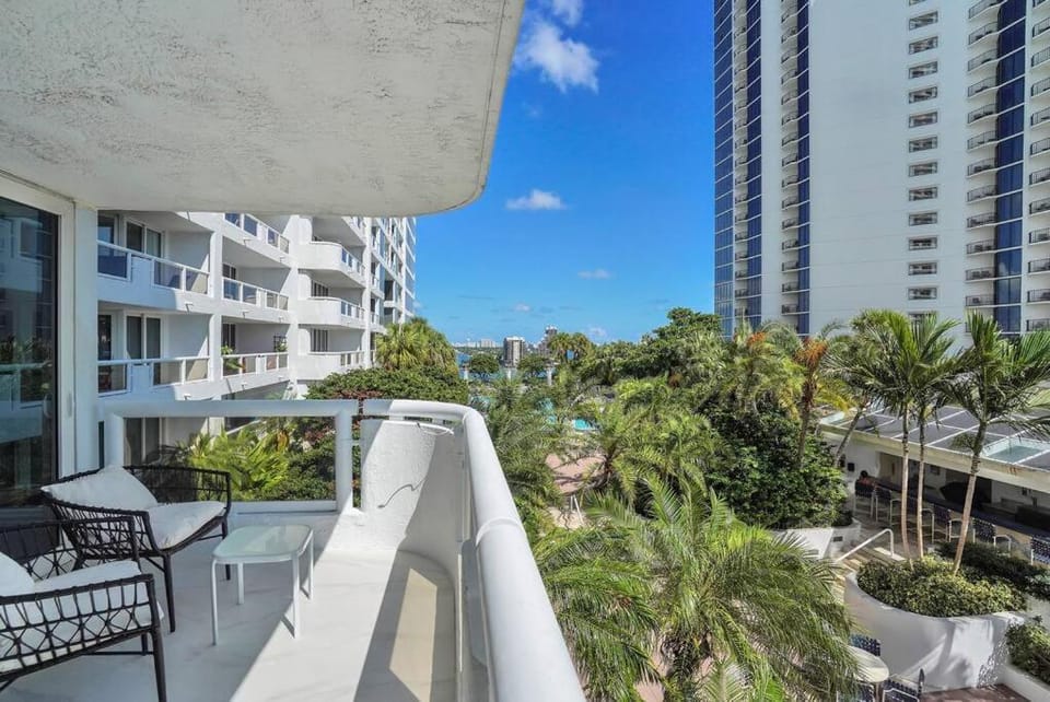 View (from property/room), Balcony/Terrace, Pool view, Sea view