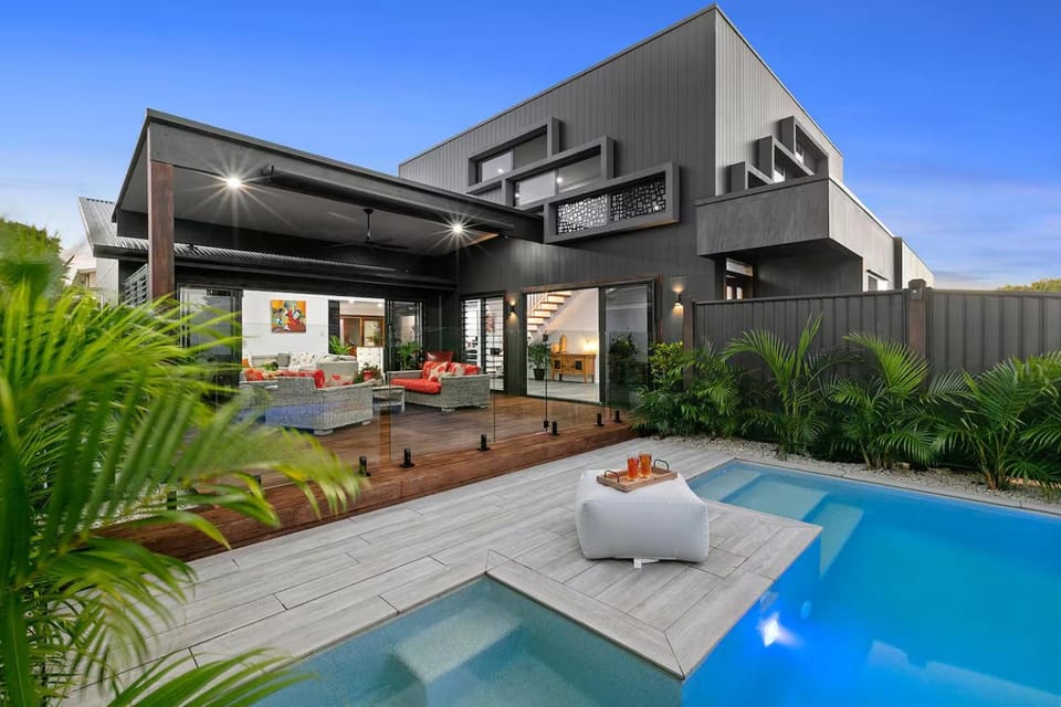 Property building, Day, Pool view, Swimming pool