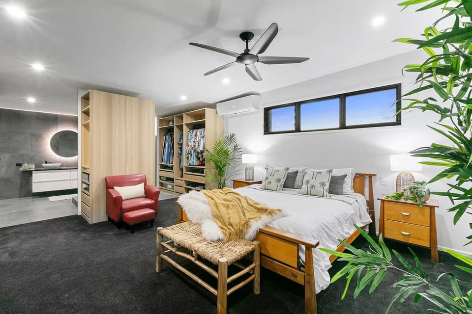 Bed, Photo of the whole room, Bedroom