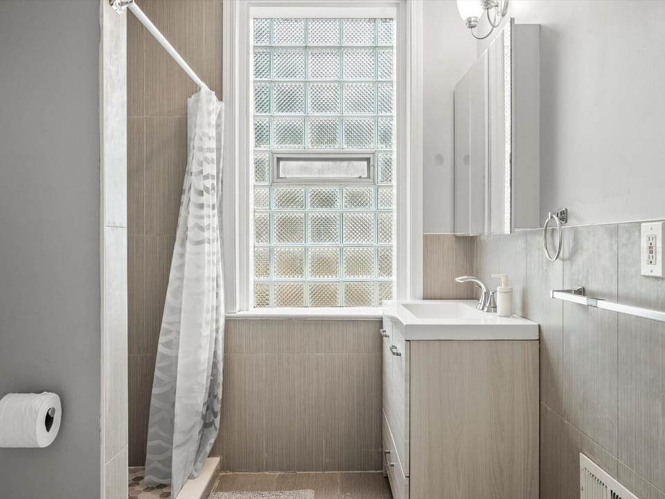 Oakland/University @B Quiet & Stylish Private Bedroom with Shared Bathroom Vacation rental in Pittsburgh