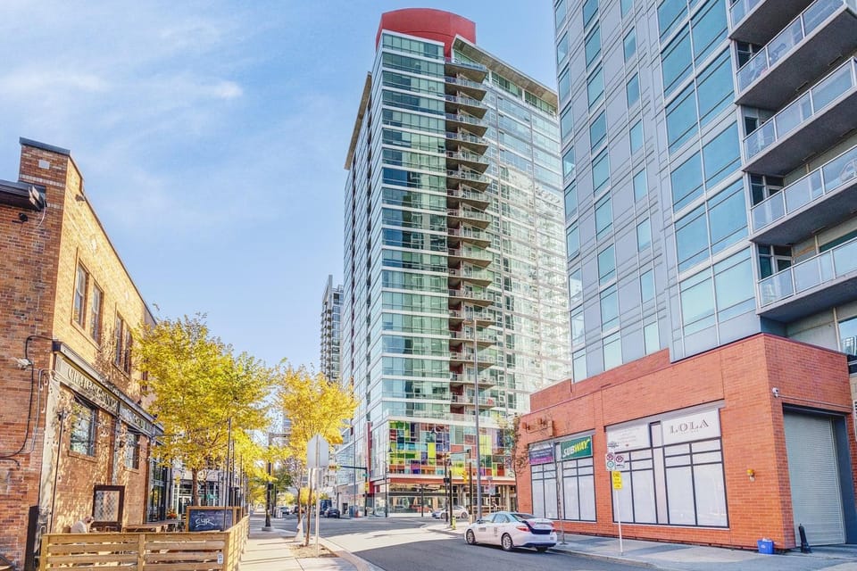 Luxury 2BR Condo - King Bed - Stunning City Views House in Calgary