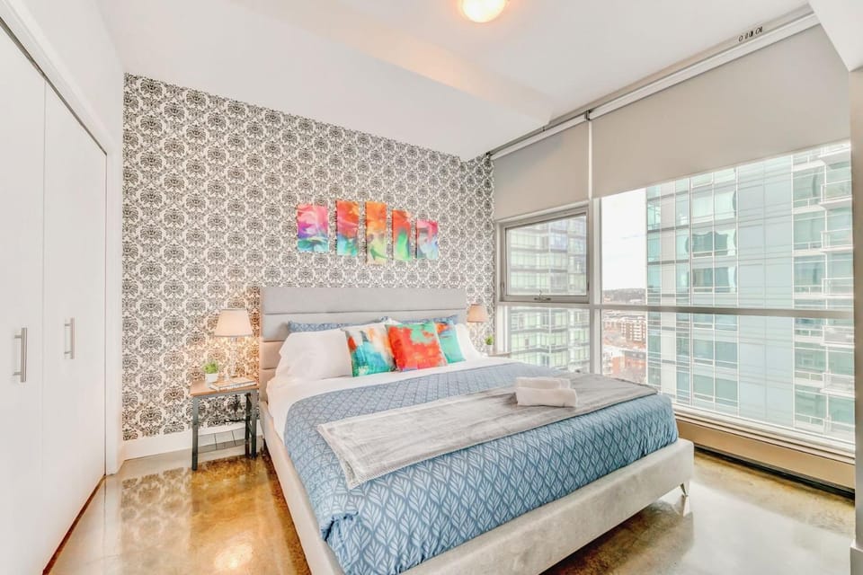 Luxury 2BR Condo - King Bed - Stunning City Views House in Calgary