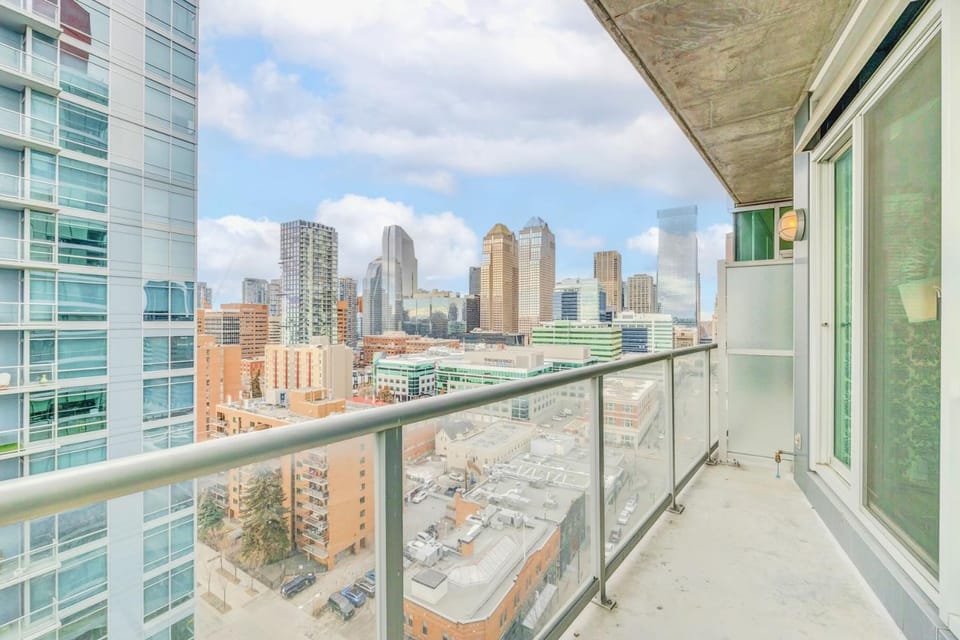 Luxury 2BR Condo - King Bed - Stunning City Views House in Calgary
