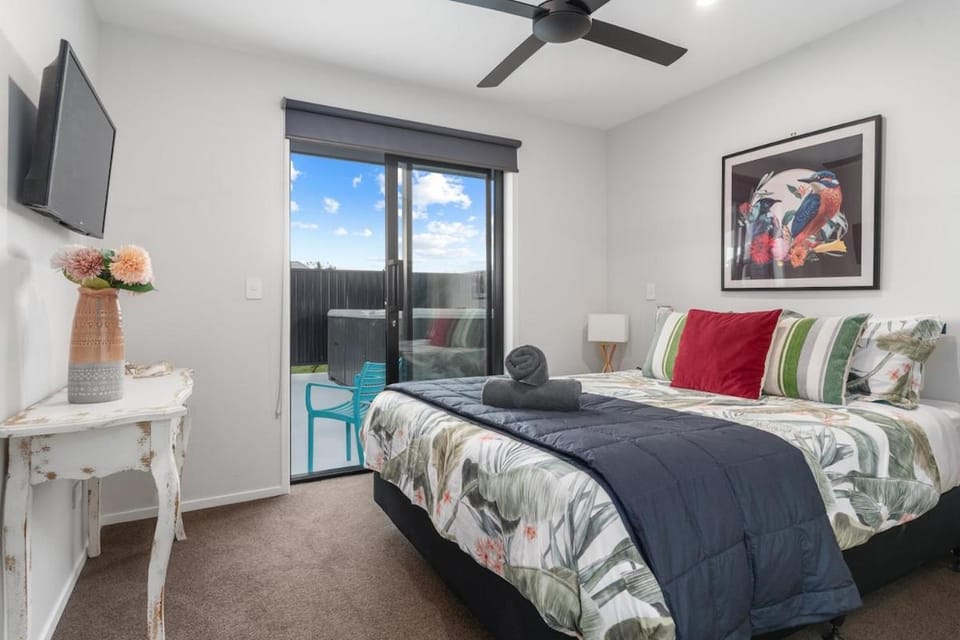 4 Bedroom house with Hot Tub in Martinborough House in Martinborough