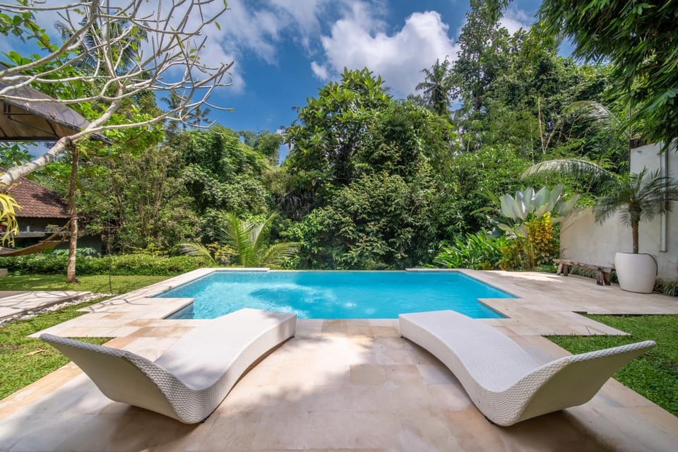 Balcony/Terrace, Pool view, Swimming pool, sunbed