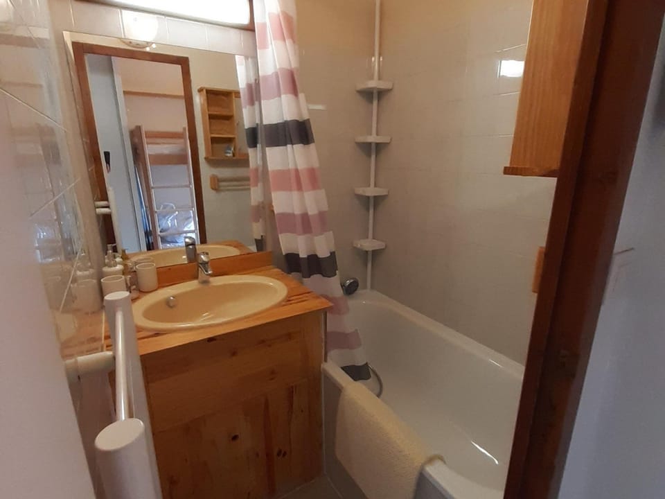 Studio cabine à Villard-de-Lans, balcon sud, parking, casier à skis - FR-1-515-177 Cabin in Provence-Alpes-Côte d'Azur