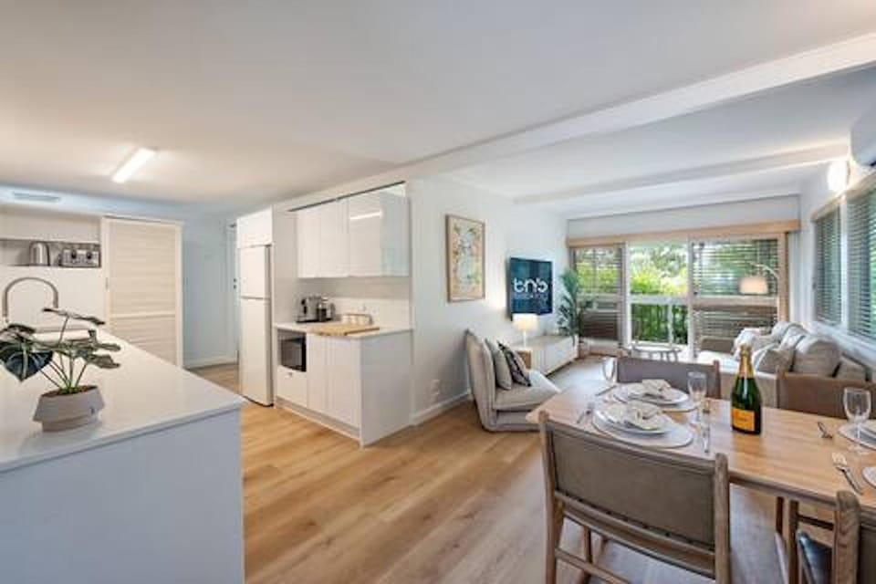 Property building, Kitchen or kitchenette, Living room, Seating area, Dining area, oven, stove