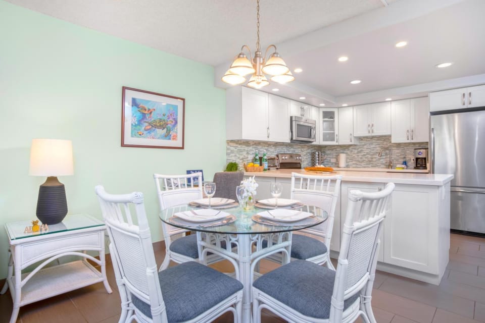 Kitchen or kitchenette, Seating area, Dining area, stove
