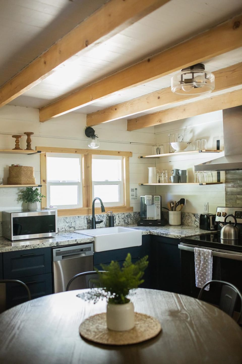 Coffee/tea facilities, Kitchen or kitchenette, Dining area, dishwasher, microwave, stove, toaster