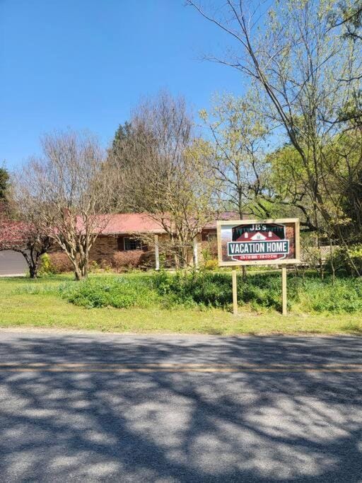 JB's-Getaway in the mountains with trails and more House in Arkansas