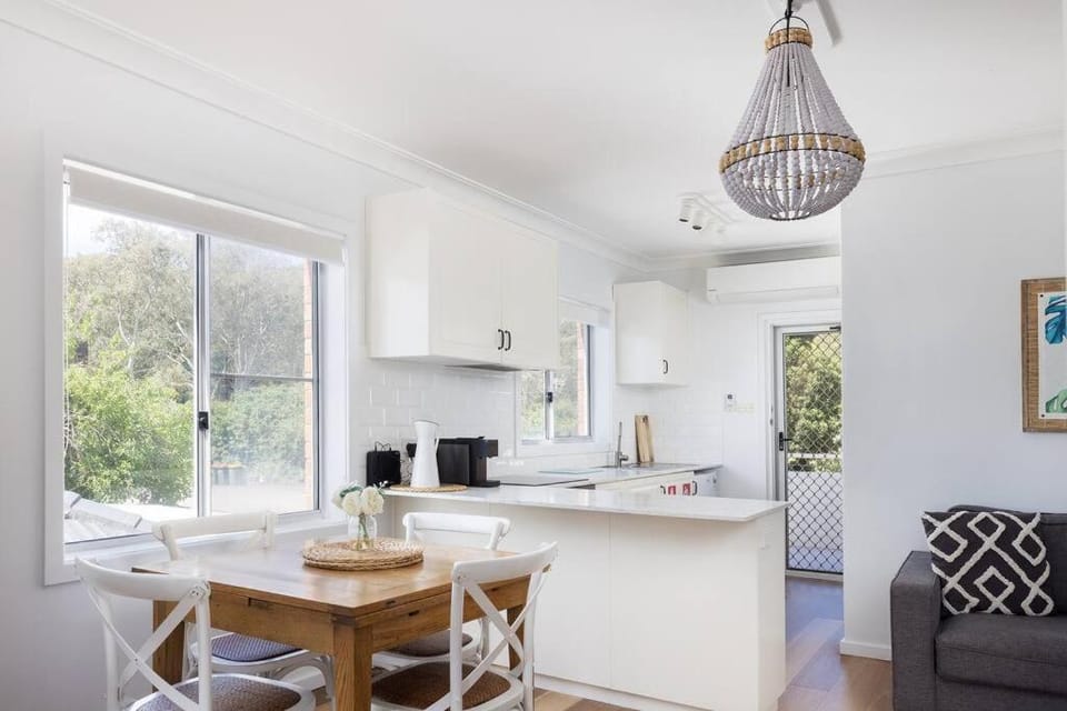 Kitchen or kitchenette, Seating area, Dining area