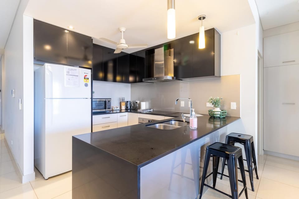 Central City 3 Bed Apt, Pool, 2 FREE secured parks Apartment in Darwin