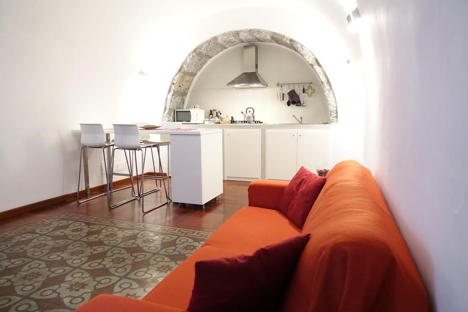Kitchen or kitchenette, Living room, Seating area, Dining area