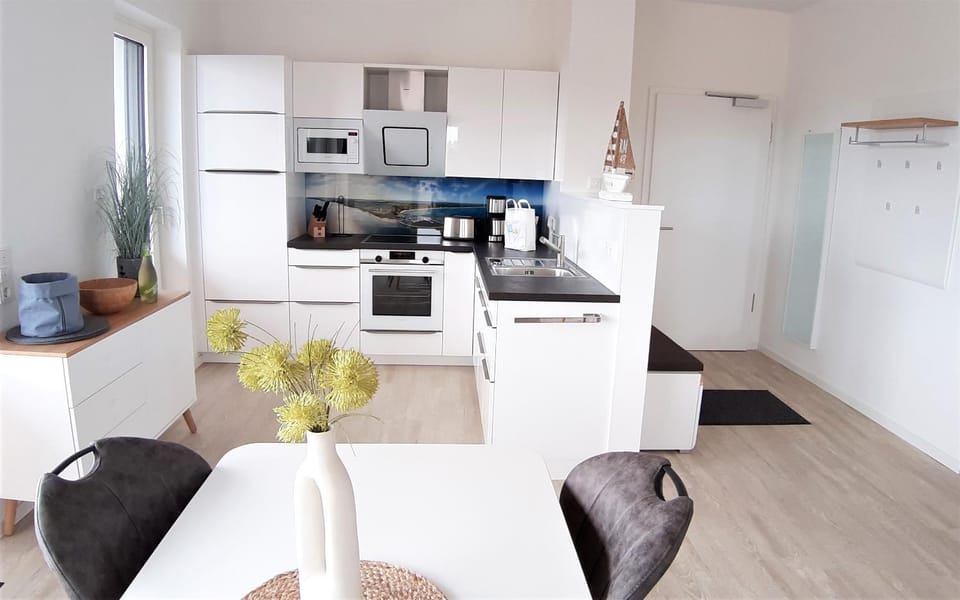 Kitchen or kitchenette, Dining area