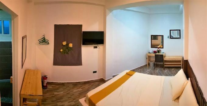 Bed, TV and multimedia, Photo of the whole room, Bedroom, hair dresser