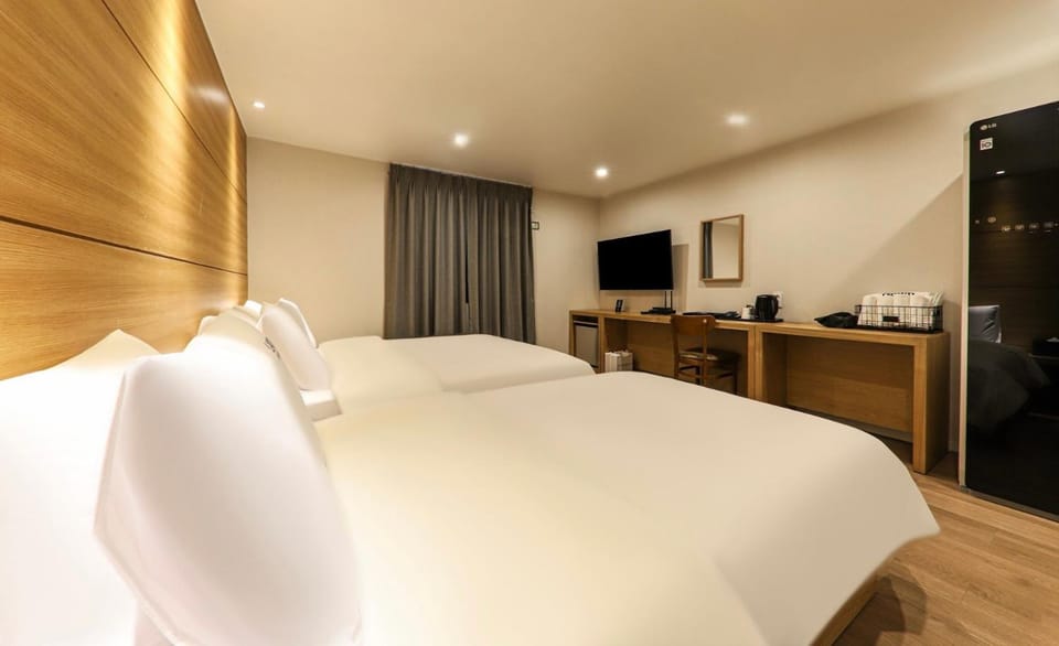 Bed, TV and multimedia, wardrobe