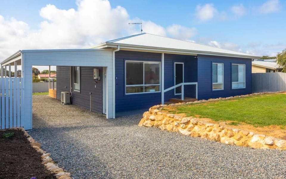 Bryant Blue 10 Bryant Crescent, Goolwa Beach Light-Filled Family Beach House Walk to Goolwa Beach Sleeps 10 Pets Negotiable House in South Australia