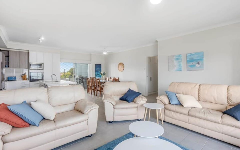 Bryant Blue 10 Bryant Crescent, Goolwa Beach Light-Filled Family Beach House Walk to Goolwa Beach Sleeps 10 Pets Negotiable House in South Australia