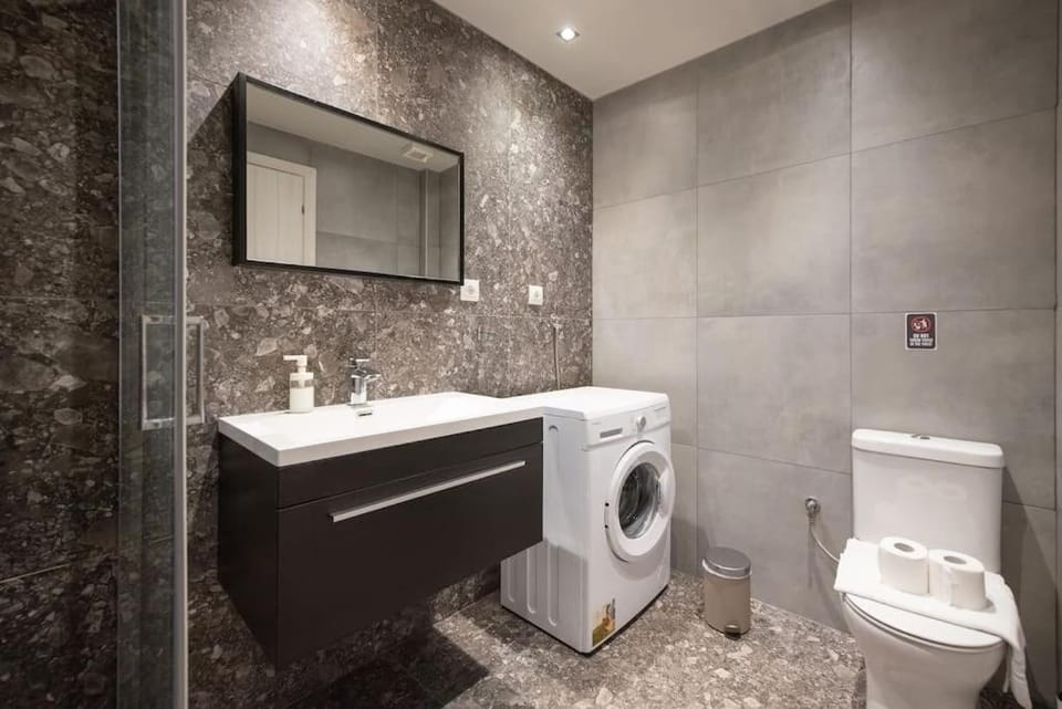Toilet, Bathroom, washing machine