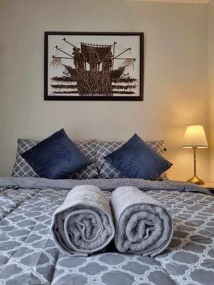 Bed, Bedroom, towels