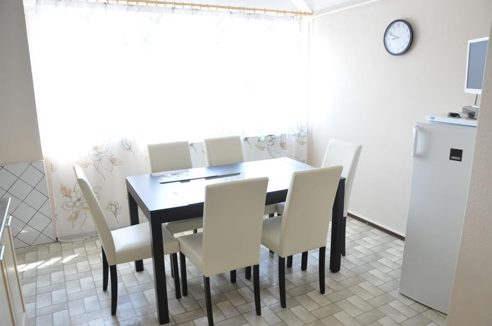 Coffee/tea facilities, Kitchen or kitchenette, Dining area
