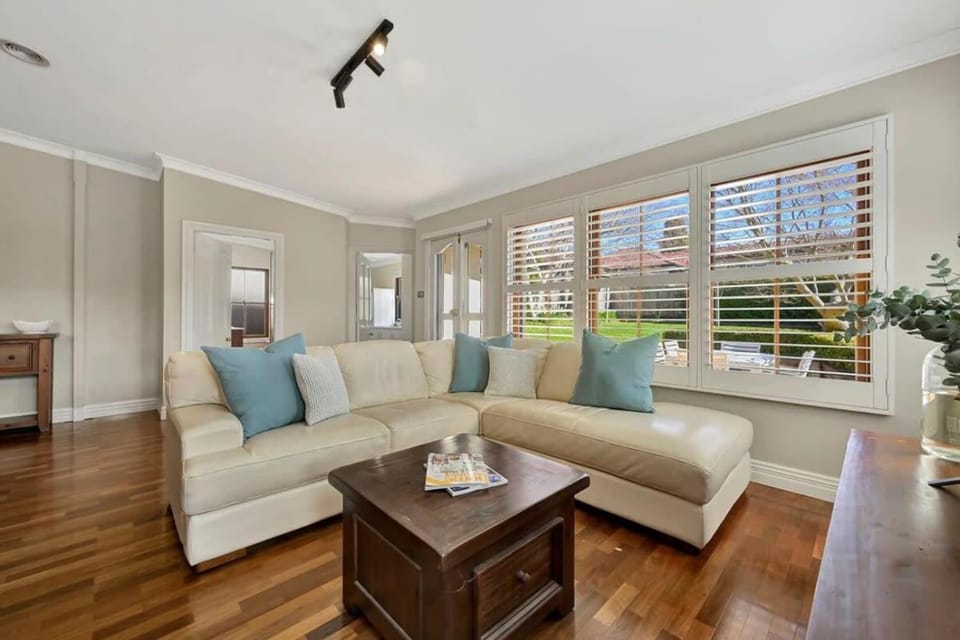 Heritage Charm on Hill - Tree-Lined Walk to Town House in Orange