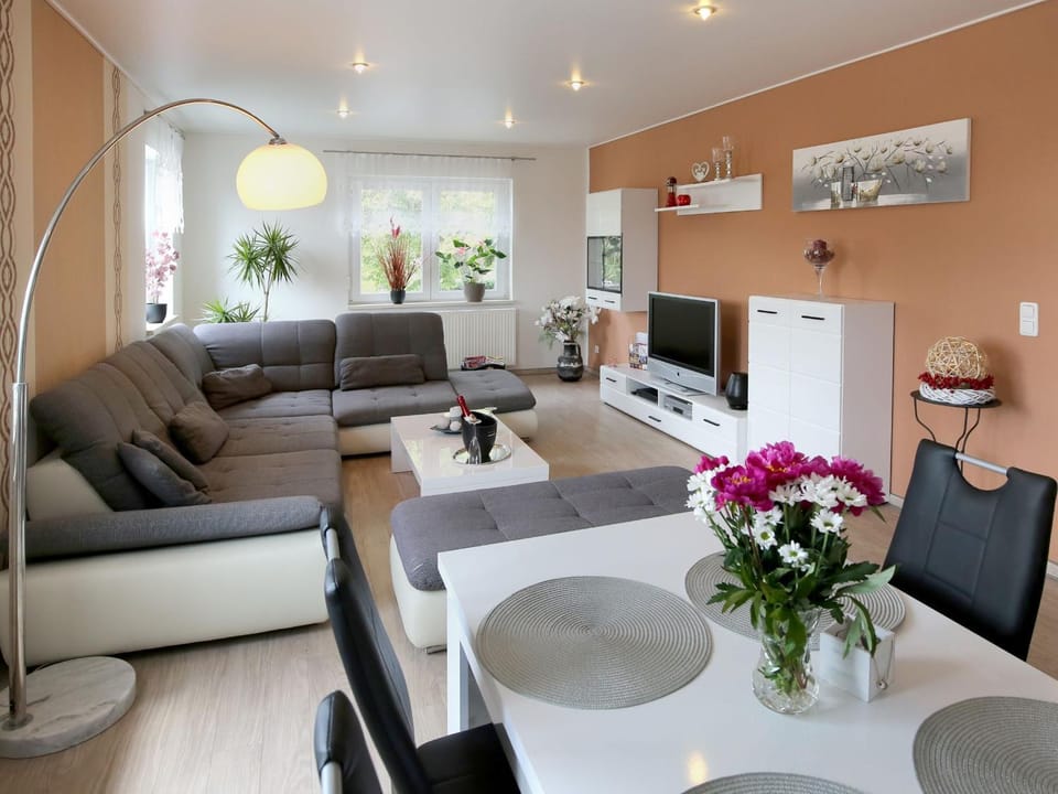Communal lounge/ TV room, TV and multimedia, Living room, Seating area, Dining area, Evening entertainment