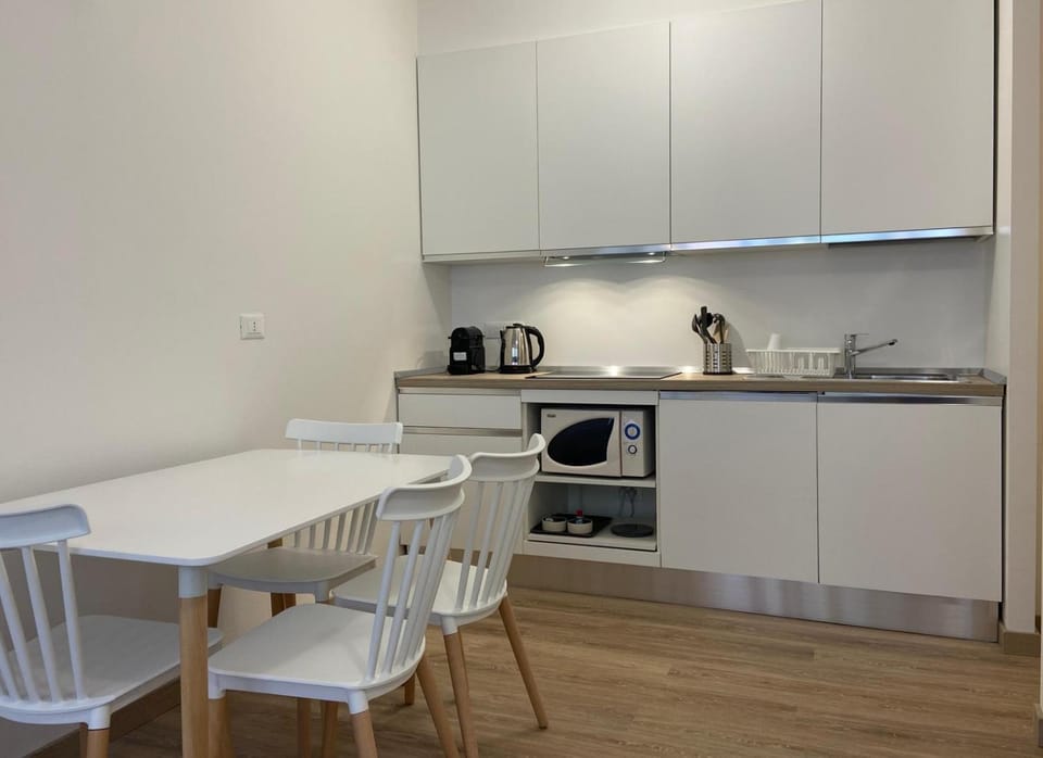 Kitchen or kitchenette, Dining area, stove