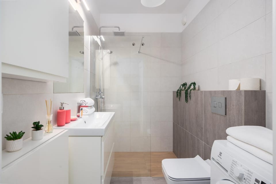 Toilet, Bathroom, towels, washing machine