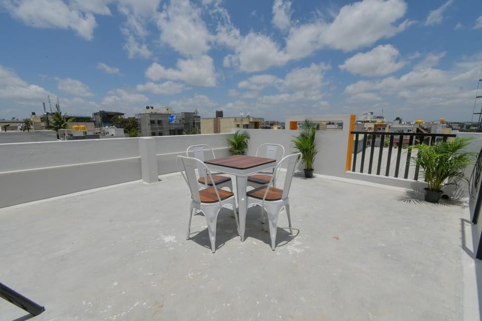 Property building, Patio, Balcony/Terrace