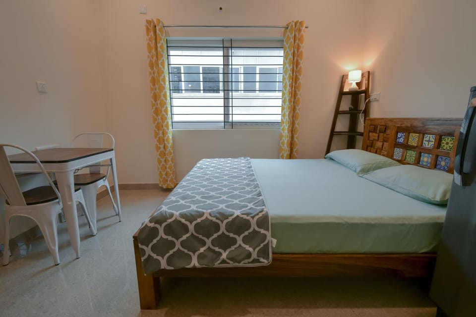 Bed, Photo of the whole room, Seating area, Bedroom