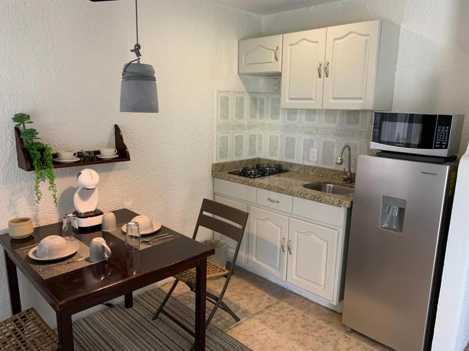 Kitchen or kitchenette, Dining area, minibar