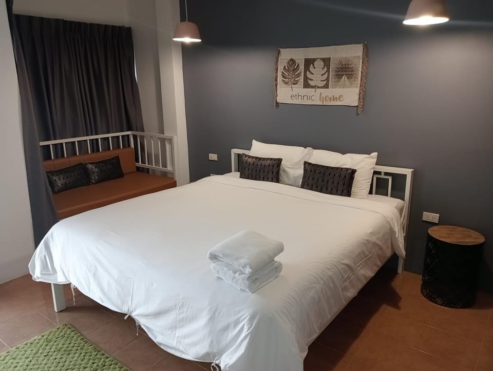 Property building, Restaurant/places to eat, Bed, Photo of the whole room, Bedroom, Breakfast