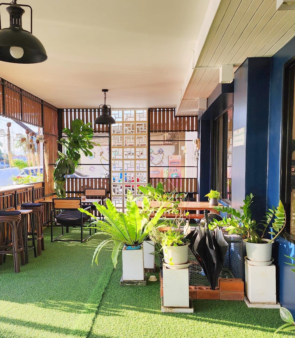 Property building, Restaurant/places to eat, Living room, Banquet/Function facilities, Seating area, Breakfast