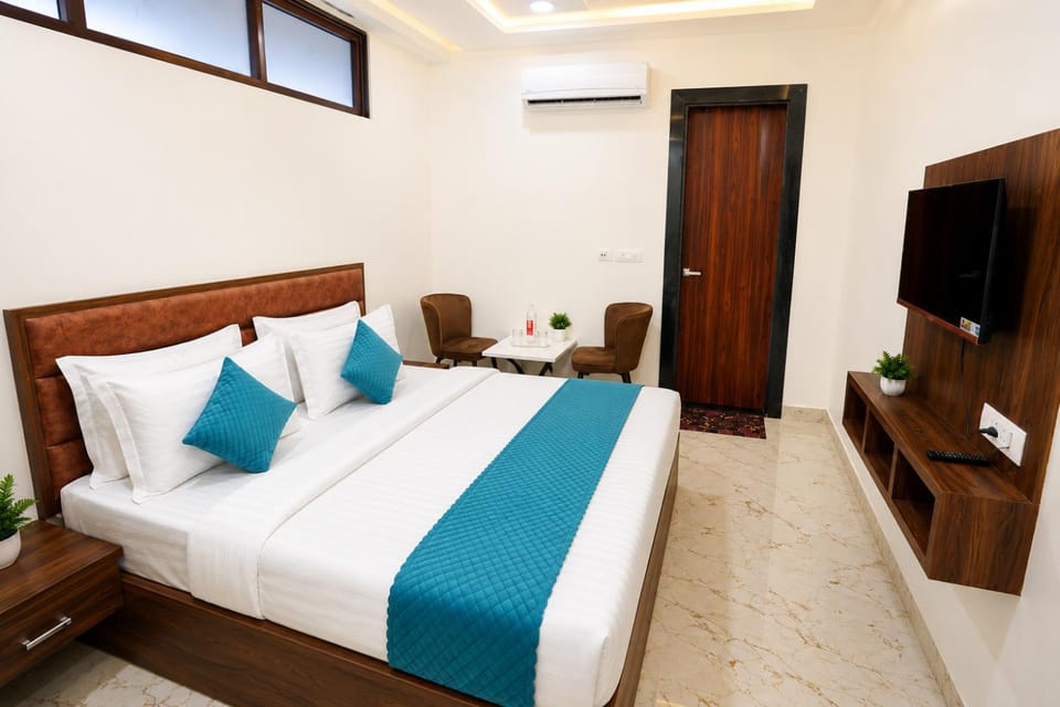 Communal lounge/ TV room, Bed, TV and multimedia, Living room, Photo of the whole room, Seating area, Evening entertainment, Bedroom, wardrobe, air conditioner