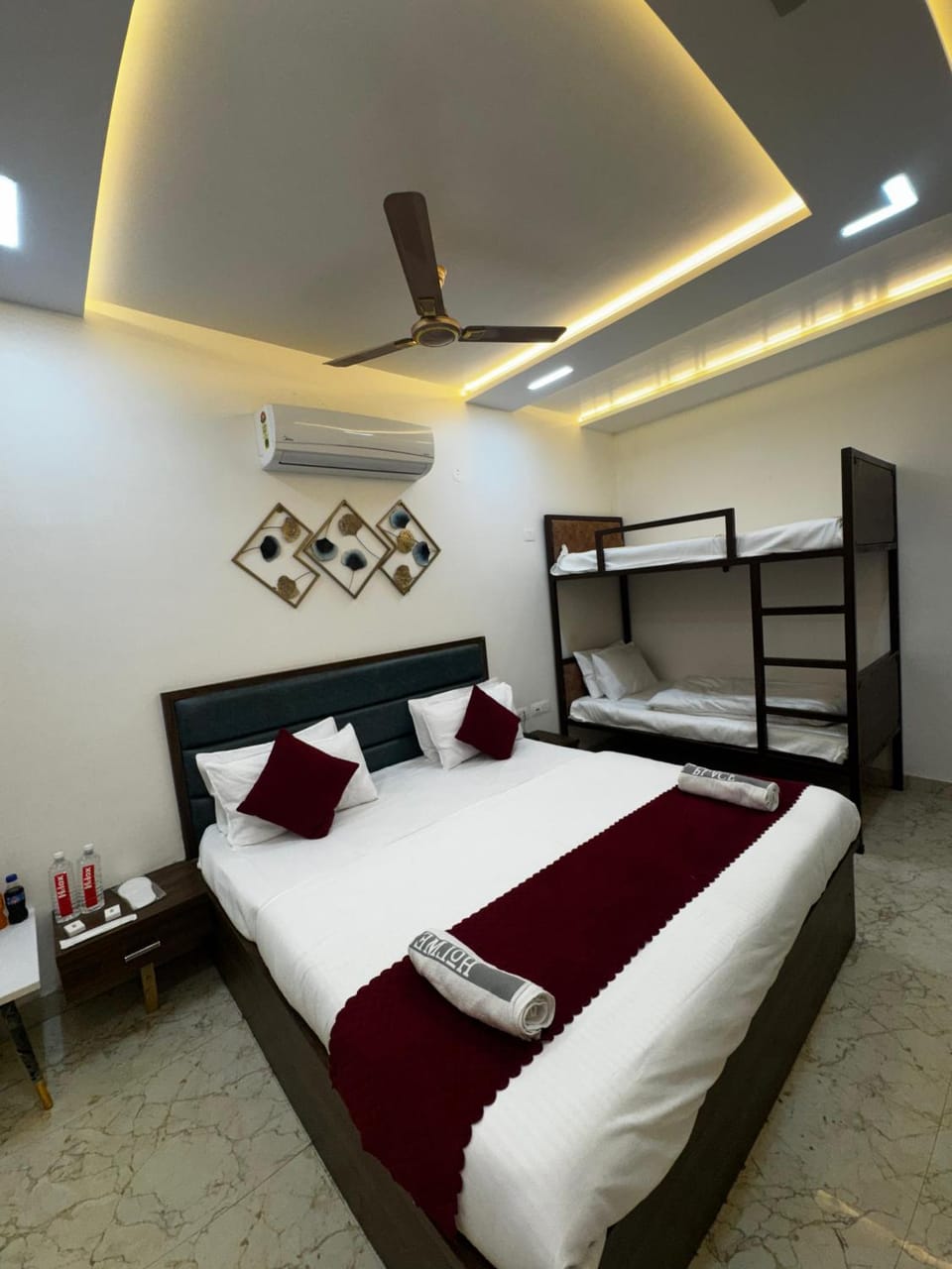 Bed, Photo of the whole room, Bedroom, fireplace, towels, air conditioner