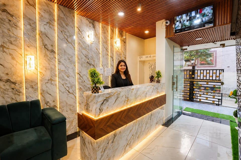 People, TV and multimedia, Living room, Seating area, group of guests